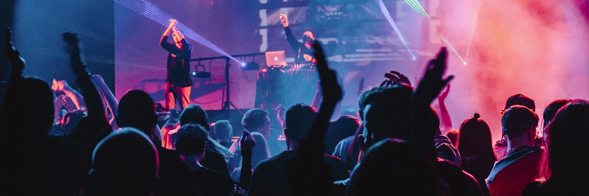 线上球迷社区互动场景，众多球迷头像和聊天气泡