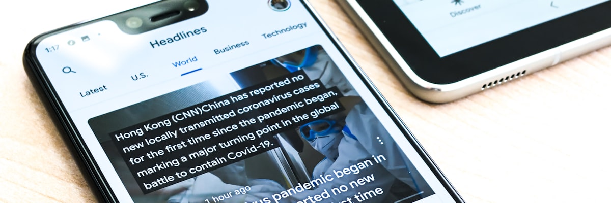 体育新闻编辑室，记者正在撰写最新赛事报道